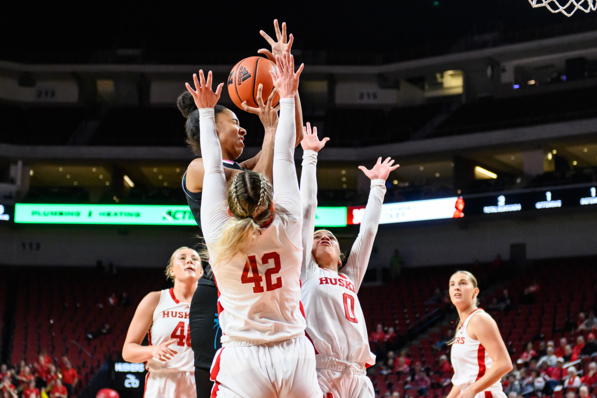 10_Darian White, Maddie Krull_WBB vs FAU 1129